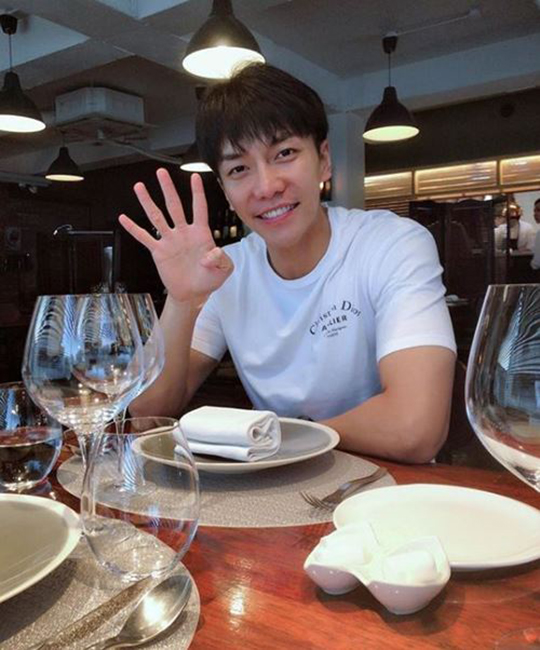 Lee Seung-gi released his schedule on the 27th, releasing some recent photos of his advertisement on his Instagram.Lee Seung-gis SNS post was uploaded, and Lee Seung-gis name was ranked on the portal site and named in real time.Meanwhile, Lee Seung-gi told the company representative that he would stop the entertainer at a time when he made his debut in the most spectacular way and was most likely.I think this crown is the expectation of the public. Lee Seung-gi said, At that time, I wanted to run away because the weight of the small crown was too heavy.So I packed up at the camp and came back to The Way Home, he said, surprising everyone. I was happiest when I sang.Lee Seung-gi, who is the hardest but happiest, and fun thing to sing, has gained empathy from everyone.