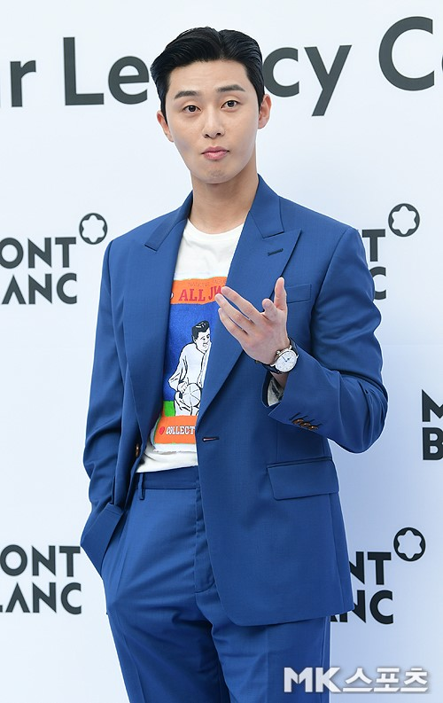 Park Seo-joon is a great advantage not only as an actor who has already won two awards for Acting at the age of 29, but also fulfilling his military service obligation early.After Park Seo-joons debut in the entertainment industry in 2011 with his appearance in Music Video, he joined the military on July 7, 2008, when he was 20 years old.Park Seo-joon, who served in the Cheongju prison as a member of the correctional facility guard, completed the four-year mobilization training and two-year directional training at the age of 29, and fulfilled his obligation to Reserve Forces.After his discharge, as an actor of Park Seo-joon, sincerity is recognized by Zata.Drama is not the time of the airing or movie release, but the period of filming is the maximum rest period so far, so the work is diligently appearing in the work for about a month.When discussing human Park Seo-joon, it is justice that is essential. I have a relationship with another actor manager and continue my relationship with Choices.Park Seo-joon was accompanied by the CEO at the time of the first agency, when he established two new management companies.It is said that the gratitude for believing and waiting for entertainers who can not meet expectations is the reason for Park Seo-joon accompanying Choices.