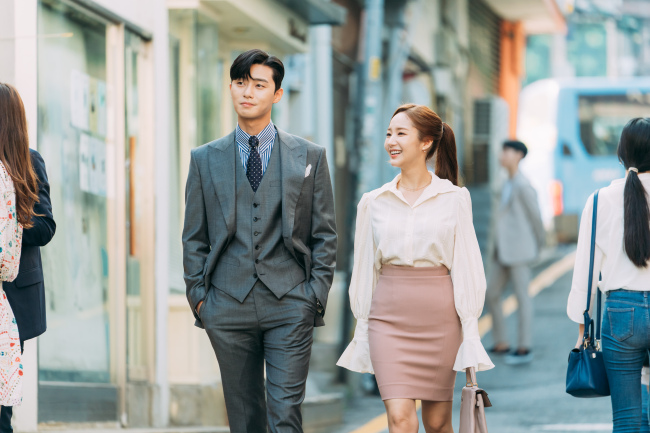 TVN Why Kimbi will do that ended with the wedding of Vice Chairman Lee Young-joon (Park Seo-joon) and Secretary Kim Mi-so (Park Min-young) on the 26th.This drama was especially popular not only in the main room but also in the re-entry and VOD viewers.But there was a weakness: it was a lack of Remady. In this case, I added a Korean remady to the original Japanese novel.Park, Joon Hwa PD, said, When I look at the original work, it is attractive that there is no wicked person, but it seems that the genuineness of the person who is connected to the past and only one person is through the Korean audience.The original writer was originally a pharmacist, but when I worked in a narrow space, I was frustrated and wanted to write a romantic piece. Many Remady and events are not contained, but they valued Webtoons sensibility, especially family relationships.I showed a lot of family affection such as parents who think of their son, smiles and sisters who think about their daughters, but I did not see much in the existing drama.The marriage of a chaebol and a secretary is not common, but the parents were very happy for their son, so it was a melodrama and a family love. When Young-joon cant tell her that she was the one she was with in the past, or when she denies it, her brother Sung-yeon can survive.In the early days of Young-joons ambassador, the person who can not use the word caring to me is his brother and smile expresses the moment when he was frustrated.Its not a big case, but its a point to the psychological changes of the characters. Its also the charm of watching the original webtoon, but it has a taste that makes you imagine it.It captured microscopic points such as psychological and emotional changes.I think this is a factor that makes the character more supportive, he said. So this drama is a relationship + a little fantasy + realism + family love drama.The previous works of Park, Joon Hwa PD, have no bad scenes; they asked a lot about them before shooting 13 bad scenes.I studied and photographed beauty and the romances women had. The most important thing was visuals.Park Min-young, Park Seo-joons painting alone ate half of it.The beautiful picture was completed by combining the unique visuals of the two actors, the ability of the filmmaker, and the lighting that saves the details such as natural description.It is said that it prevented the lack of stories going to the 16th.