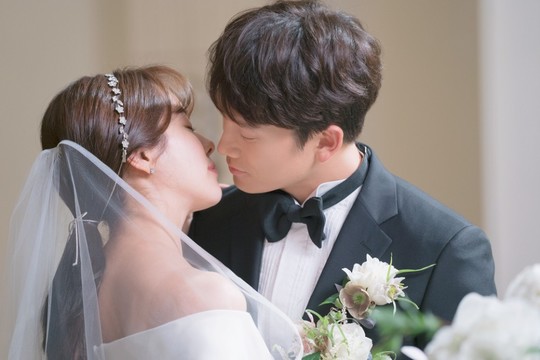 <p>Ji Sung Han Ji-min Wedding ceremony The scene was released.</p><p>July 27th Cha Ju-hyuk (Ji Sung) and Seo · Uzin (Han Ji-min minutes) on the side of the first tvN waterworks drama Knowing Wipe (Screenwriter Yang Hui Sung / Director Lee Sang Yeop) ) Wedding ceremony Steel opened.</p><p>Ji Sung and Han Ji-min who made hot expectations boasting real 200% real reality couple Kemi with the 5-minute highlight image released earlier. Two of the published pictures are gathering gaze with visual chemistry like a picture of one width. Honey falls from Han Ji-min Ji Sung, which keeps his eyes away, has a romantic and sweet atmosphere, Han Ji-min wearing a white white wedding dress adds expectations in the form of a goddess. The moment just one second before the last minute kiss so as not to be able to reach it, raised the romantic atmosphere to the climax.</p><p>Cha Ju-hyuk and Udins Wedding ceremony scene were the first shots of Ji Sung and Han Ji-min. We exercised Kemi craftsmen down synergy with fine-grain performance that touched both trivial touch and action, as well as looking towards each other, pulled out a crush of a couple just starting and Daldarham.</p><p>Ji Sung said about Han Ji-min Its a warm actor who just smiles when you see it. There must be a couple from the first shoot, and I was wondering how to express closely, but they both met each other well I am thinking and expressed a special affection. Han Ji-min also said, It seems that our mind was comfortable from the first shoot, and expectation that breathing like shooting Wedding ceremony and kiss scene from the beginning seems to be naturally popular is great, he said.</p><p>Ji Sung is a wipe at home, a channel explosion overturned by a boss outside, serving most Cha Ju-hyuk, showing off a charm different from the past, Han Ji-min is a working mother who runs toast on the job between home and work Make it disguise to Uzjin. The meditation potento of God Ji Sung which amplifies the appeal of common empathy Cha Ju-hyuk brightly but it is bright but it transforms Han Ji-min which is beautifully depicting the appearance of Uzin which turned tired reality into a lucky wife gift Synergy to increase expectations for the first broadcast already.</p><p>Director Lee Sang-yeop said, Ji Sung and Han Ji-min created a small emotional line with little eyes, without breathing in. Even though it was the first encounter of the work, for ten years we lived with amazing breathing together He is playing a close-coupled couple life.  August 1 9:30 PM broadcast</p>