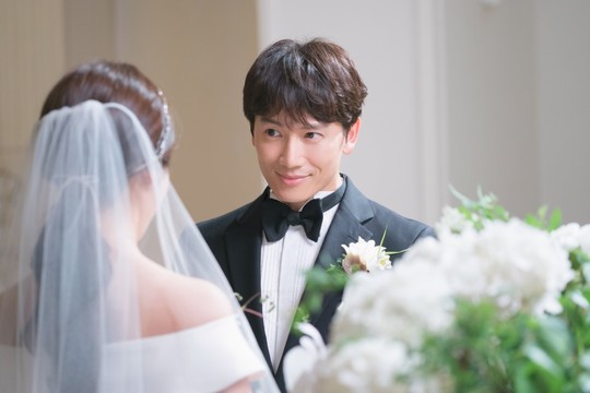 <p>Ji Sung Han Ji-min Wedding ceremony The scene was released.</p><p>July 27th Cha Ju-hyuk (Ji Sung) and Seo · Uzin (Han Ji-min minutes) on the side of the first tvN waterworks drama Knowing Wipe (Screenwriter Yang Hui Sung / Director Lee Sang Yeop) ) Wedding ceremony Steel opened.</p><p>Ji Sung and Han Ji-min who made hot expectations boasting real 200% real reality couple Kemi with the 5-minute highlight image released earlier. Two of the published pictures are gathering gaze with visual chemistry like a picture of one width. Honey falls from Han Ji-min Ji Sung, which keeps his eyes away, has a romantic and sweet atmosphere, Han Ji-min wearing a white white wedding dress adds expectations in the form of a goddess. The moment just one second before the last minute kiss so as not to be able to reach it, raised the romantic atmosphere to the climax.</p><p>Cha Ju-hyuk and Udins Wedding ceremony scene were the first shots of Ji Sung and Han Ji-min. We exercised Kemi craftsmen down synergy with fine-grain performance that touched both trivial touch and action, as well as looking towards each other, pulled out a crush of a couple just starting and Daldarham.</p><p>Ji Sung said about Han Ji-min Its a warm actor who just smiles when you see it. There must be a couple from the first shoot, and I was wondering how to express closely, but they both met each other well I am thinking and expressed a special affection. Han Ji-min also said, It seems that our mind was comfortable from the first shoot, and expectation that breathing like shooting Wedding ceremony and kiss scene from the beginning seems to be naturally popular is great, he said.</p><p>Ji Sung is a wipe at home, a channel explosion overturned by a boss outside, serving most Cha Ju-hyuk, showing off a charm different from the past, Han Ji-min is a working mother who runs toast on the job between home and work Make it disguise to Uzjin. The meditation potento of God Ji Sung which amplifies the appeal of common empathy Cha Ju-hyuk brightly but it is bright but it transforms Han Ji-min which is beautifully depicting the appearance of Uzin which turned tired reality into a lucky wife gift Synergy to increase expectations for the first broadcast already.</p><p>Director Lee Sang-yeop said, Ji Sung and Han Ji-min created a small emotional line with little eyes, without breathing in. Even though it was the first encounter of the work, for ten years we lived with amazing breathing together He is playing a close-coupled couple life.  August 1 9:30 PM broadcast</p>