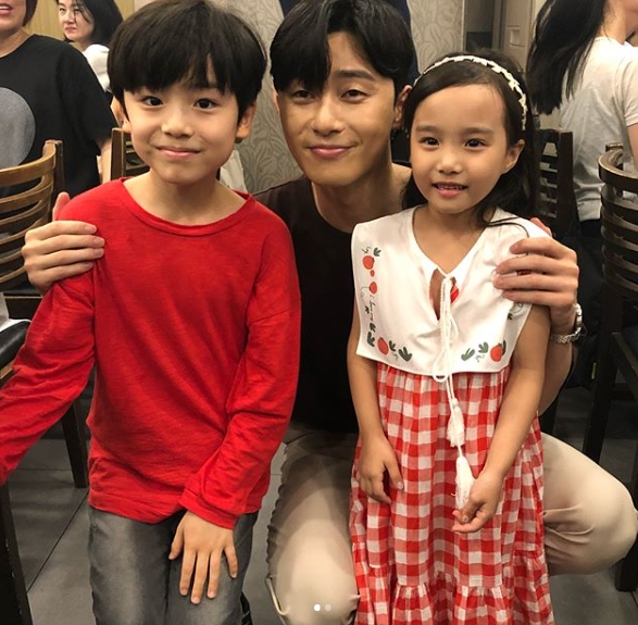 <p>Why is Gimbiso so? Children actors met Park Seo-joon, Park Min-young at the Party with staff scene.</p><p>On July 27, a child figure door ujin instagram was drawn in which a child actors acting double ferroelectric, Kim Jyu and doaugine who appeared in the tvN water tree drama Why is it so? Visited Party with staff site .</p><p>Doora Jin, Kim Ji-yu and Ship ferroelectric act as child functions of Park Seo-joon (role of Lee Young Joon), Park Min-young (role of Gimmisso), Itefan (role of Isnyeon) in Why is Gimbiso so? It was. The adorable appearance of the child actors who met with the adult actors give a smile.</p><p>Meanwhile, Why is Gimbiso doing curtained the 16th which was broadcasted on the 26th at the end. Follow-up will be broadcasted on August 1st, coming with actor intellect, Han Ji Min, starring Jang Hye-Na, starring Knowing Wife</p>