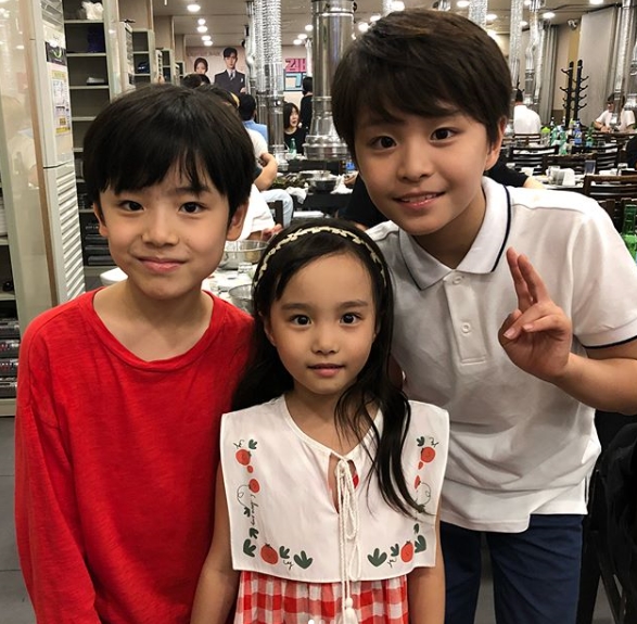 <p>Why is Gimbiso so? Children actors met Park Seo-joon, Park Min-young at the Party with staff scene.</p><p>On July 27, a child figure door ujin instagram was drawn in which a child actors acting double ferroelectric, Kim Jyu and doaugine who appeared in the tvN water tree drama Why is it so? Visited Party with staff site .</p><p>Doora Jin, Kim Ji-yu and Ship ferroelectric act as child functions of Park Seo-joon (role of Lee Young Joon), Park Min-young (role of Gimmisso), Itefan (role of Isnyeon) in Why is Gimbiso so? It was. The adorable appearance of the child actors who met with the adult actors give a smile.</p><p>Meanwhile, Why is Gimbiso doing curtained the 16th which was broadcasted on the 26th at the end. Follow-up will be broadcasted on August 1st, coming with actor intellect, Han Ji Min, starring Jang Hye-Na, starring Knowing Wife</p>