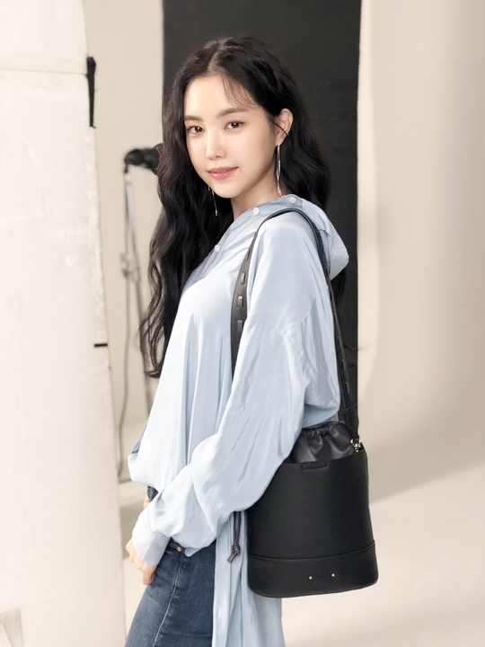 Apink Son Na-eun showed off his visuals that also made him forget about swelter.Photos of Son Na-euns F/W season bag photo shoot scene were released on July 27.In the open photo, Son Na-eun turtleneck and mini skirt showed an early autumn look. On one shoulder, mustard bucket bag was matched to add freshness to the overall style.In another cut, a silky blouse and denim created a urban atmosphere, doubling chic with a black bucket bag.Park Su-in