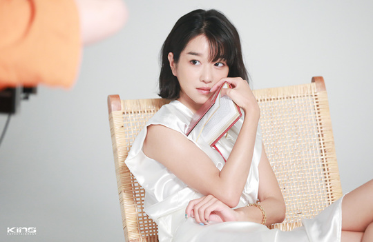 An undisclosed cut of the actor Seo Ye-ji has been released.Seo Ye-ji agency King Entertainment unveiled the unreleased cut and behind-the-scenes cut of the July 27 pictorial: an elegant yet I Musici-like atmosphere that attracts Eye-catching.Seo Ye-ji, who has been hot online with luxury summer pictures, has become a good actress in her 20s through TVN Lawless Lawyer and showed her irreplaceable acting ability.Park Su-in