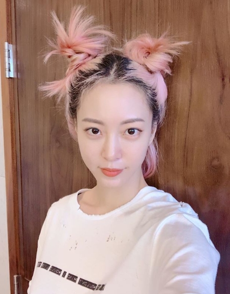 Actor Han Ye-seul has digested a unique hairstyle.Han Ye-seul posted a selfie on his personal Instagram page on July 27.Han Ye-seul in the photo recently revealed a cute charm by tying his recently dyed pink hair with a lamb.Han Ye-seul fans who saw this responded such as I have done my face today, I am cute and What is wrong head?Park Su-in