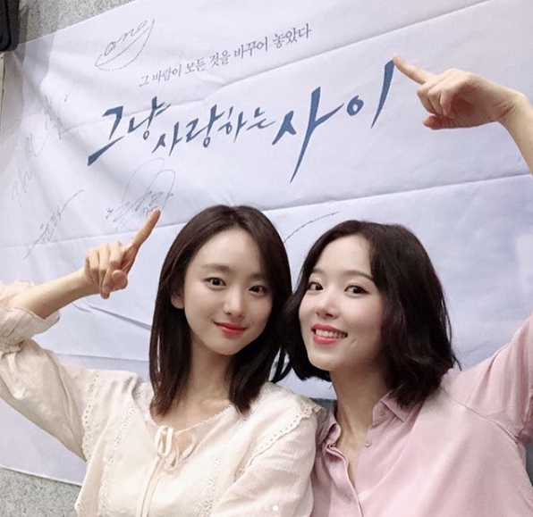 Just love Won Jin-A ♥ Jun-ho, <p>In the JTBC drama While I Love You Won Jin-A - Juno Couple again met.</p><p>Actor Won Jin-A posted a photo on his own instagram on July 27, with the sentence I just loved while DVD commentary.</p><p>Actors Lee Ki-woo, Juno, Won Jin-A, Kang Han Na, who appeared in Inside the Love Only in the Picture were put in the figure. The warm appearance of your actor stands out. You can catch a glimpse of the atmosphere with a bright smile of your actor.</p><p>The fans who touched the pictures said, Wonderful Lang Kang Doo, When will the DVD come out? I will go buy it immediately, How I waited, but eventually I am very moved I showed the reaction.</p><p>Won Jin-A and Juno met the role of Hamns, Igandz, who dramatically survived in the collapse accident. While holding the scars of each other, the two showed off romance performance and received the love of viewers</p>