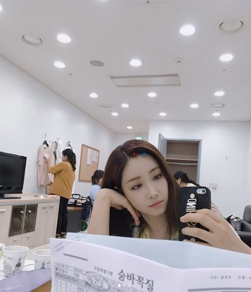 Actor Lee Yoo-ri has released a new MBC weekend drama Hide and Seek waiting for filming.Lee Yoo-ri posted a picture on July 27 with an article entitled Lee Yoo-ri Hide and Seek set shooting Waiting room.Inside the photo was a picture of Lee Yoo-ri, who was preparing to shoot with a pin in his head; Lee Yoo-ri is taking a mirror selfie on his mobile phone.Lee Yoo-ris blemishesless skin and a cleavage of eyes are noticeable.The fans who responded to the photos responded such as It is so beautiful, I am waiting for the first broadcast, I have a lot of trouble in the hot weather.delay stock