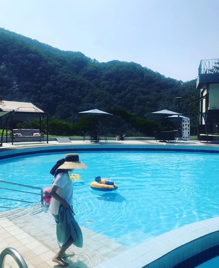 Kim Hee-suns relaxed routine has been captured.Actor Kim Hee-sun posted a recent photo on his instagram on July 27.Kim Hee-sun in the photo is spending time in front of the outdoor swimming pool.Model, Back View alone, Kim Hee-sun, who feels beauty, is impressive.kim ye-eun