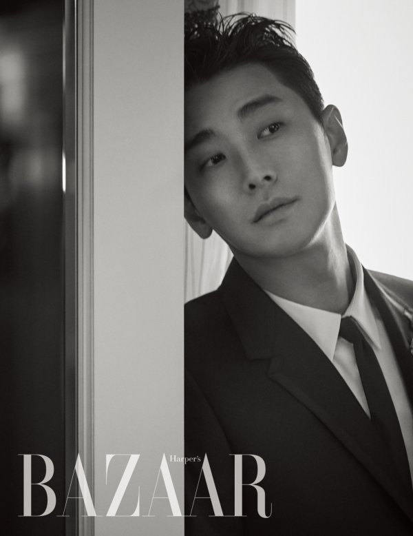 It is no exaggeration to say that 2018 is the year of Ju Ji-hoon.The Netflix original drama Kingdom and the movie Kingdom released in the second half of the year from the movies Along with the Gods: The Two Worlds - Causal kite, PeafowlJu Ji-hoon, an actor who is running the screen, was put on Bazaars camera.In an interview with the picture, Ju Ji-hoon released a story about the works ahead of the release.Along with the Gods: The Two Worlds - Causal kites expanded the view of the movie, and the shooting scene of Peaowl felt like a theater stage.Kingdom seems to be running forward with excitement.Among them, Along with the Gods: The Two Worlds - Causal Year and Peaowl were concerned about the overlapping of the opening period if the two films were similar in terms of genres and characters.I think that the audience will be able to enjoy it together as if eating lunch at lunch and eating Korean food at dinner.If you want to watch a movie with a heavy sound alone after watching Along with the Gods: The Two Worlds with your family happily, you might want to watch Peafowl.Its a desire that Korean audiences can try at the time of the most visits to the movie theaters, he said.The full text of the pictures and interviews of the fascinating actor Ju Ji-hoon can be found in the August issue of Bazaar.