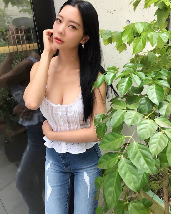 Claras current situation has been revealed.Clara posted a short article and a photo of White on her Instagram   account on the 27th.The photo shows Clara in a White costume. Clara, who shows off her sexy charm, takes a unique confident pose.Simple yet somewhat unconventional costumes add coolness and dizziness to the hot weather.dong-a.com entertainment news team