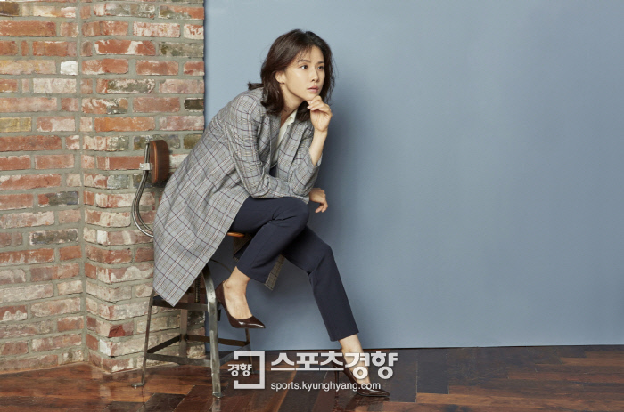 Actor Lee Bo-young transformed into Autumn GLOW even in Heat wave with clothing brand Model.Lee Bo-young released the result of shooting a picture on the 27th with a fashion brand Model.The brand has proposed a relaxed and comfortable style that encompasses nature, urban areas, travel and everyday life with the slogan Dear My Life.Lee Bo-young showed a luxurious and intellectual image in the public picture, and showed a friendly appearance through interviews and entertainment.He showed a high-quality picture through a unique sensibility and colorful pose to understand fashion in the picture.We ask for a lot of attention to the collection that Lee Bo-young and Jisen will be together, said the clothing brand, and we will be able to find new attractions of Lee Bo-young, which we have not seen before through the autumn and winter season Lines as well as the line released last spring and summer season.The pictorials, which Lee Bo-young and the brand will show together, will be released on Jissens website and social network service (SNS) on the 10th of next month.