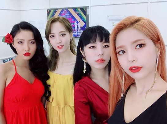 Group MAMAMOO (Sola, Hwasa, Wheene and Moonbyul) has released Selfie from the Waiting Room.MAMAMOO posted a picture on the official Instagram of MAMAMOO on the 27th, saying, Today, Solas flowers are Hwasas head.In the photo, MAMAMOO is staring at the camera wearing intense primary color costumes such as red and yellow.Hwasas Charisma-filled look and Moonbyuls innocent look stand out.The netizens who responded to this responded such as Is it beautiful, I am pretty, I love you and I am beautiful in black hair.Meanwhile, MAMAMOO is actively working on the 16th with a comeback with the title song You Na Sea from the new album Red Moon (RED MOON).