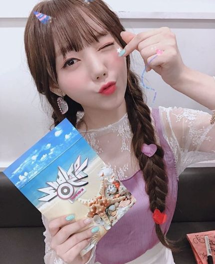 Group Lovelyz member Kei has unveiled a cute wink Selfie.Kei said on his 27th day, Mr. MC is back again ~ redundant, but did everyone look at it ~? If you can not, accept Keis love!We will see you tomorrow ~ ~  .In the photo, Kei winks with a script for Music Bank, featuring Keis cute look and Sonhart.The netizens who responded to this responded that the voice and the face are so beautiful, I worked hard today and I am so good at progress.Meanwhile, Lovelyz Kei has been working as a new MC for KBS 2TV Music Bank since the 15th of last month.