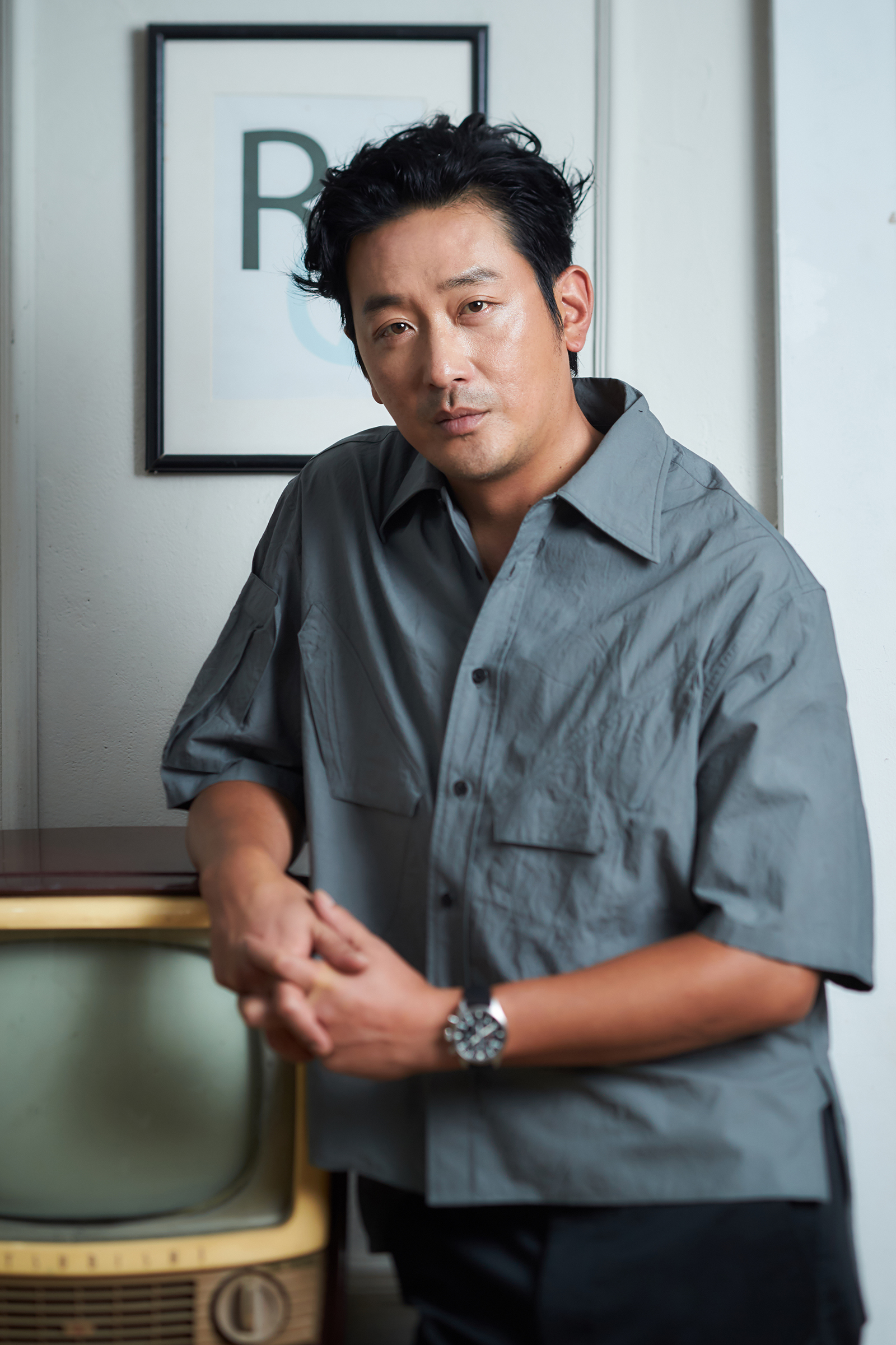 I met Ha Jung-woo, who is an actor, director and painter.To tell the story of the movie Along with the Gods: The Two Worlds: A Causal kite, which is due to open on August 1.Ha Jung-woo, who was blackened, gave his story first with a voice tone like a story with a motivated expression that could talk to anyone all day long and a premise that I will tell you only, this is a secret.It was a fun story feast that went between seriousness and jokes, but it seemed to be the charm of Ha Jung-woo that was not bad for some reason.A. Nice to meet you. Have you been on vacation?Q. Oh, not yet.A. Ive already been there. I played Ha Jung-woo SEK at the Florence Film Festival last March.Although it was a little early, it was the second Korean SEK game since Park Chan-wook, and 11 films were screened. I started in Europe on March 13 and went to Europe for about a month.Ive never been on a backpacking trip. Im so tired. Ive been in one place for a long time, but Ive moved for the first time.I lost my jumper, and there were many Korean tourists, so I was embarrassed. I shook my hand as I drove by and shouted Ha Jung-woo!Q. (laugh) Suddenly, Im introducing the current situation... Is it really good for your original fan service?A. If you feel bad according to the biorhythm of the day, stay still and shake your hand if you feel good.I didnt want to see Rome because I was bored and hated to go to sightseeing. I first stood in line.It was six months after the first half of the year, which was like a resting and sabbatical, and I have been preparing for the exhibition for six months and now I am doing a solo exhibition.Q. I had so much fun with the movie Along with the Gods: The Two Worlds: Causal kites, which also felt like a completely different movie from the first part.Q. I think I was confident about Part 2 and I was so excited about Part 2 that I was already expecting the next series.A. I did not talk about anything specifically, but is there something in the coachs mind?I have leaned a lot on Kahaani of the original webtoon, and from then on, I think that the director will be more free in that sense, perhaps we should make something new that is not in the webtoon Kahaani.Q. I heard you almost cast as the first part of the magenta character in the first place.A. Jahong is thought to be more suited to Cha Tae-hyun than I am, and in the scenario, he was impressed by the appearance of a thousand years ago in the second part of Kanglim.I had a relationship with the third company, and I thought I was a three-dimensional figure. I think I was more attracted to it.Q. It seems that there will be expectations and burdens for the second part of the box office because the first part is loved by so many audiences.If the second part is more than 10 million viewers, it will set the first record of 20 million in one series.A. Part 1 success is a bigger burden. Part 1 is a big love, so I thought I would not feel sick.I felt strange that I did not know whether this was tension or not in front of the opening of the second part.I met with Yong-hwa Kim, Ju Ji-hoon, and Lee Jung-jae and concluded that I was so nervous in the first part that I am not feeling much now.I cant predict anything commercial. I dont know the taste of the audience. Im sure its a lot more cinematic than two.I dont talk about the score in advance because I have a jinx. No kidding. Ill know next weekend.Q. Then you wont make any promises.A. Ive cut my pledge. If the movie goes well, I think we should do it at the corporate level, whether we make a foundation at Lotte Mart Entertainment or Dexter. (Laughs)Q. Most of them were graphically processed, and other performers said that it was difficult to process or act on the green mat. What was the hardest scene?A. The most embarrassing scene was the dinosaur scene.I draw a circle on the floor with a knife, and about 100 staffs are looking at it. The scene of drawing a circle like a single ball on the floor is bitten and shot. Close your eyes, close your eyes!I have to do an ambassador that I do not usually write together, but the person who does it is very embarrassed.I do not usually do it. I checked if I could see what I was embarrassed in the movie.Q. Did you think that this movie should not sin anything?A. When I pray, I always say, Forgive me for knowing, for not knowing, for not knowing, for not knowing. I must have been guilty of not knowing, (and again in serious mode) and I think that as I get older.Ive been thinking a lot about people, not just caring. So Im careful when I talk. Im thinking about him.The way we live together as we age, the reality, the gap, and ten years ago, if we had lived without knowing it, wed be different now.Q. I have a deep connection with the director of the movie Peaowl which is released at the same time.A. Every time you open, movies are crowded, and will Illang: The Wolf Brigade go well? Will Peaowl go well?A lot of people wonder if Along with the Gods: The Two Worlds will work out?But they were always so careful because they were colleagues and people to meet again.My next piece is with Yoon Jong-bin. I still see him five to six days a week. Lets go.Illang: The Wolf Brigade is the same agency, so I often see it. I have just been to the Illang: The Wolf Brigade and I will go to the Peafowl.In the past, I thought it would help me not to go to the other movie, but it changed to go to celebrate, enjoy and fight together.Originally, Peaowl was supposed to appear in SEK, but it was not happening because it was shooting the historical drama of Along with the Gods: The Two Worlds at the time.Q. What does the film Along with the Gods: The Two Worlds mean for Ha Jung-woo?A. It is my first series work, a challenge to a new genre, a new type of YG Entertainment, and a first step to expand not only the domestic market but also the market.I think this is all right. I thought the CG technology of the Korean movie Mr. Go was meaningful.Because there was Mr Go, Along with the Gods: The Two Worlds could be YG Entertainment and made.I watched Yong-hwa Kim next to him and wondered about the future of the movie maker Yong-hwa Kim and making a movie with his own appearance honestly.There is a great expectation that a new chapter will begin.I am personally grateful and fortunate that this new movie was loved, and I am proud that I was among them that Korean movies presented good things to go out to the world.We also think that if we make such a movie as Marvel or Pixar, we will develop into a big industry that is not as big as Hollywood.Maybe the genre was limited and similar Actor, similar story, similar form of color, and the opportunity to expand and expand the gap Along with the Gods: The Two Worlds created.I think more writers and directors can unfold their wide imagination without limits.Q. Do you have any works that you are preparing as a director?A. The work that is being composed already comes out next week, and I started working with the writer from the end of last year. The first draft was written by the artist and I will develop the scenario from next week.Its a caper, a work with Ha Jung-woo comedy, and the media is the background. Its not a serious and serious story like the movie Sport Light.Q. I think its strong.A. I have momentum. Im going to be working on anything. I have to shoot three works by the end of next year, so Ill have to schedule my work after the end of next year.Q. Are you planning to make an appearance in the movie as well?A. Im about to appear in less than 10 episodes with a feel-good supporting role. (Laughs)Q. What was the driving force behind this hard work?A. I love milk-sysel and bee-trees. (Laughing) I was stressed because I was working on it. I spent the first half of the year working on paintings and traveling, but it was harder than when I was filming.I cant sense how drawing itself affects me. Of course, its a good thing, but it doesnt help me.Someday, these series of lives will come out of any impact. Filming is the funniest thing. Directing, acting, shooting.I want to do something if it doesnt work, but I wake up at dawn, but its a movie that works again. Fortunately, its fun and Im so grateful that it fits me.If you lose interest, fun, you wont shoot a movie.Q. What makes Ha Jung-woo happy these days?Q. What is the goal of Actor Ha Jung-woo?A. The goal is to be a better work, better acting, and better actor, a measure and incalculable part, and it is constantly going on.iMBC Kim Kyung Hee  Photo Provision Lotte Mart Entertainment