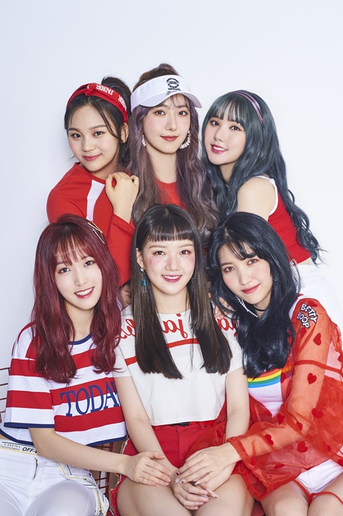 GFriend, a group that has created a hit song every summer since its debut in 2015, has made a comeback with Summer Summer Year, which will be colored with refreshingness this summer.GFriend, who returned to Power Cleanness, which added freshness to Power Cleanness, expressed confidence in the title of Summer Friend he believed and listened to.GFriend conducted an interview at a cafe in Seongsu-dong, Seoul, ahead of the announcement of the India Summer mini album Sunny India Summer on the 17th.First, the member galaxy said, I am excited and excited to meet fans and the public with good songs every summer.Yuju said, I did not have a long time since I finished my activities with night, but I wanted to meet my fans quickly. Leader Hope said, I hope our song will be a little energy in the hot summer.In particular, he returned in about three months after his sixth mini-album Time for the Moon night activity at the end of April, raising fans expectations.It was not a long time to prepare the album, but the song was so exciting that I was not tired.We also listened to our songs and gave strength, he said. I focused on the love of the fans and prepared them. In addition, GFriend has a modifier called Power, and this time I added freshness and bright smile to the purity. It was more girlish than cute.If Cheongsun was an ionic drink, the refreshment would come to charm like Carbonated drink. In addition, GFriend expressed his desire to win the title of Summer Friend through this Summer Summer Year activity.In addition, he wanted to get the modifier India Summer Morning Star, and he smiled shyly, saying, I hope that the expression summer summer in hot summer will be used as a buzzword.In addition, the first pledge made fans listen. In the hot summer weather, fans often wait for a long time to cheer for music broadcasts.If you are in the top spot with Summer Summer, I would like to thank the fans and present an ice cream car as a back-to-back tribute. I hope we will be together in the sense that we will spend the summer coolly and coolly, he said, expressing his affection toward the fan club Buddy, saying, I hope we will always be healthy in the heat.