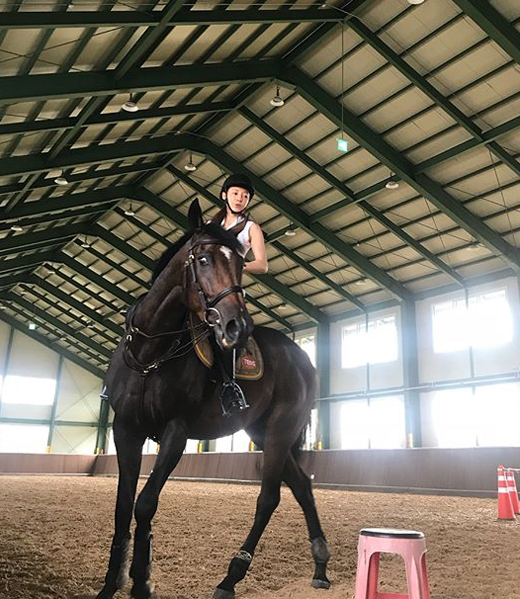 Singer Goo Hara, who is about to make a solo comeback, has been talking about his recent situation.Goo Hara posted a picture on Instagram on Friday, writing Equestrian for a long time.A photo taken at the horse riding hall shows Goo Hara, dressed in a white sleeveless T-shirt and horse riding costume, climbing on a large horse.Soon Goo Hara also released a picture of her horse riding skillfully: its like a scene from a movie; netizens responded not to get hurt and more.Goo Hara will release Japanese digital soundtrack on the 30th; it will come back as a solo singer.