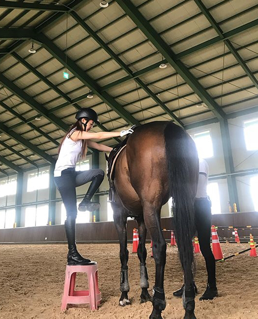 Singer Goo Hara, who is about to make a solo comeback, has been talking about his recent situation.Goo Hara posted a picture on Instagram on Friday, writing Equestrian for a long time.A photo taken at the horse riding hall shows Goo Hara, dressed in a white sleeveless T-shirt and horse riding costume, climbing on a large horse.Soon Goo Hara also released a picture of her horse riding skillfully: its like a scene from a movie; netizens responded not to get hurt and more.Goo Hara will release Japanese digital soundtrack on the 30th; it will come back as a solo singer.