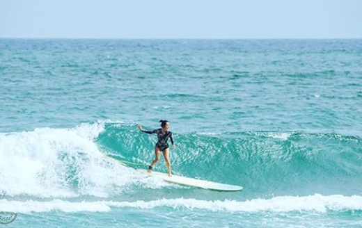 Actor Yoon Jin-seo, who lives in Jeju Island, has told me about the recent heat.On the 28th, Yoon Jin-seo posted several photos on his instagram with the phrase #mysurfdiary.In the photo, Yoon Jin-seo is surfing comfortably by leaving his body in the waves that are coming.Yoon Jin-seo recently reported on the beach in Costa Rica with a bikini body.Yoon Jin-seo had a small wedding with an ordinary Actor on April 30, 2017 at Jeju Island.