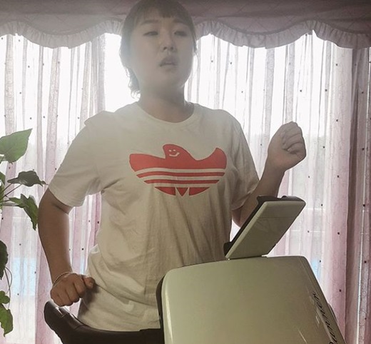 Gagwoman Lee Su-ji has been on a diet.Lee Su-ji posted a picture on his instagram on the 28th with the phrase # ironer #Treadmill Galbi Home Shopping Im #irony or #eyerunner # Running with Eye.Looking at the picture, Lee Su-ji is enjoying the look of her eyes on TV Galbi Home Shopping while she is on the Treadmill.Lee Su-ji is conducting KBS cool FM Lee Su-jis song plaza.