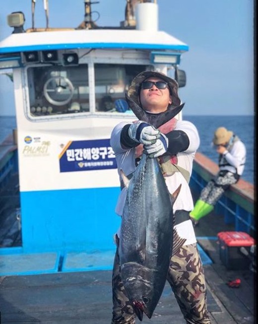 Dynamic Duo Choiza has been the best player in his life.Choiza wrote on her Instagram account on Friday: Your defense is not Bushley, its Atlantic bluefin tuna (Honmaguro).I will eat deliciously with my gratitude for the overwhelmed guy who broke the Fishing rod. # Hit_ Daemul Drink # My first Atlantic bluefin tuna # Wangdolcho # All the glory is to Ramskru. The photo shows Choiza posing with an Atlantic bluefin tuna close to 1m.Choiza and rapper Microdot recently released the first fishing hip-hop song Hit!!! in Korea.