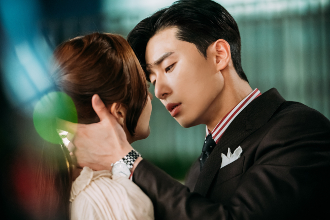There are many reasons for the big success of TVN Why is Secretary Kim? Many things fit well.Among them, Park Seo-joon and Park Min-young were big actors and chemistry. The reason for the enthusiasm for the two people is that they have good empathy.I asked PD Park Joon-hwa what efforts they had made in Why Secretary Kim did, and I could see that the two actors had done a lot of work to create Honey Chemie.Theyve been studying and studying a lot in advance, and each of them has been prepared to make a turning point.Of course, Park Min-young, Park Seo-joon, and I ate half of the picture alone.Nevertheless, Lee Yeongjun, vice chairman of famous group, and Kim Mi-so, secretary, did a lot of research.The pomade firm that lowers one head of Park Seo-joon is also detailed to the point where it is divided into three strands.This, of course, is well connected to Web toon images.Park Min-young also lost 4kg of weight, and made a slight change in costumes, hair and makeup according to the place and time progress.The two actors have a high synchro rate with the original characters, but its hard to get Web toon visuals to reality.When the acting is good, the viewer sympathizes. They were so good at it. Park Min-young was pretty and good at acting.I created one smile character. It helped maximize Web toon image. It is difficult to produce such a thing.Park Seo-joon also made detailed efforts such as giving a detail to the character of Young Jun who can be simple. Park Seo-joon is a handsome beautiful but rather bored. He doesnt look dark. Its far from feeling.This is why Lee Yeongjun says, I love the perfect man, so I love only me! Why?I think I have made it easier to accept the sweet comment, such as I will go out of my super-class honor to take care of me ... The famous group vice chairmans office and the affiliated room where the two work are public places where they work and private spaces where they share love.Vice Chairman Lee Yeongjun, who is engaged in work, Kim Mi-so, who supports him well.This chemistry was good, but the relationship between the vice chairman and the secretary, not the secretary, was important.This is why the authenticity could be conveyed even if the two men cosplayed the relationship between the vice chairman and the secretary.Being a secretary means being next to Lee Yeongjun himself. A smile next to him as a child. A smile that asks him to marry.(So the proposal was made by smiles first), and the point of this relationship and the psychological detail were connected to pure love and comfort.At the end of the last meeting, the bride and groom entered together.The superior-looking Park Seo-joon was even more stylish, and Park Min-young, in a wedding dress, was ecstatically pretty.When Park Min-young was seen on the recording site, Park Jun-hwa PD was not close to Park Min-youngs beauty.There must have been a lot of reminiscence cuts and the kissing gods that Ive done so far have been edited and released.Young-joon and Smiles wedding was to express the realization of what they had promised with their fingers since they were young, the fruit of love, and the fulfillment of this.I wanted to throw the story and make it easy to get to the end.  (Park Jun-hwa, a PD,