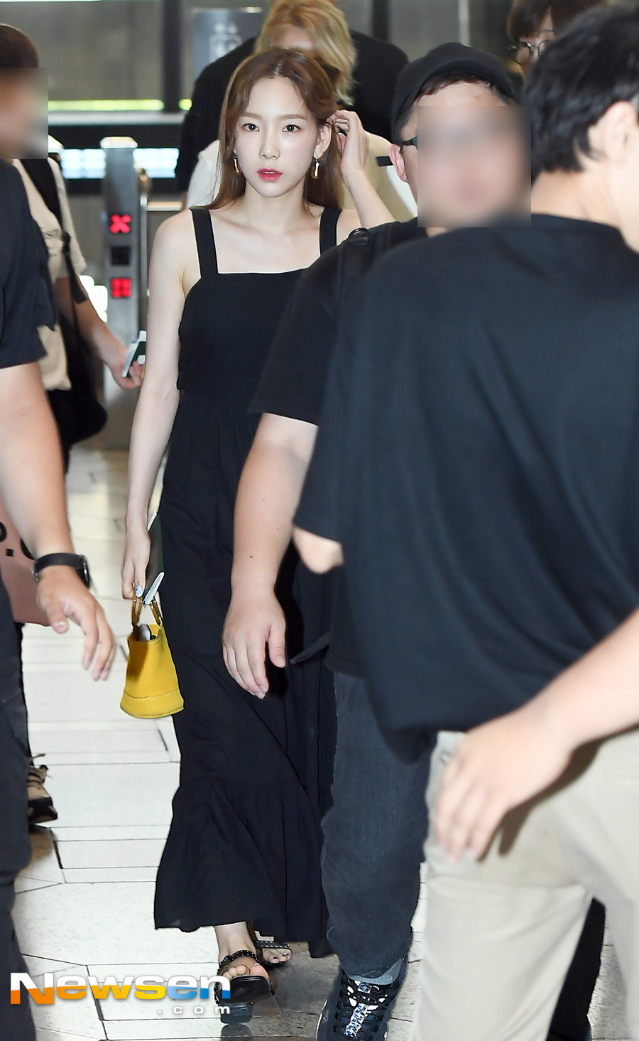 Girls Generation Taeyeon departed for Japan Osaka University through Gimpo International Airport in Gangseo-gu, Seoul on July 27 to attend SM concert.Girls Generation Taeyeon is heading for the departure hall on the day.SMTOWN LIVE 2018 IN OSAKA (SM Town Live 2018 In Osaka University) will be held at Japan Osaka University Kyocera Dome for a total of three days from July 28-30.Jung Yu-jin