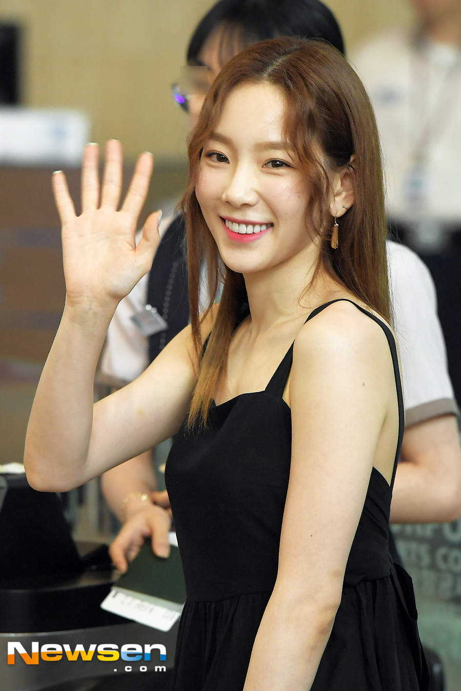 Girls Generation Taeyeon departed for Japan Osaka University through Gimpo International Airport in Gangseo-gu, Seoul on July 27 to attend SM concert.Girls Generation Taeyeon is heading for the departure hall on the day.SMTOWN LIVE 2018 IN OSAKA (SM Town Live 2018 In Osaka University) will be held at Japan Osaka University Kyocera Dome for a total of three days from July 28-30.Jung Yu-jin