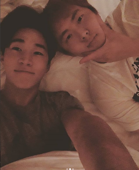 Web toon writer Kian84 expressed affection for Henry LauKian84 posted several photos of Henry Lau on his personal Instagram account on July 28.In the photo, Kian84 and Henry Lau made a friendly pose in a bed and realized their friendship through MBC I live alone.Kian84 told Henry Lau, who is filming the drama in China, Henry Lau. Come to Korea. You have a lot of trouble, he added.Park Su-in