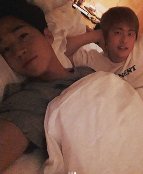 Web toon writer Kian84 expressed affection for Henry LauKian84 posted several photos of Henry Lau on his personal Instagram account on July 28.In the photo, Kian84 and Henry Lau made a friendly pose in a bed and realized their friendship through MBC I live alone.Kian84 told Henry Lau, who is filming the drama in China, Henry Lau. Come to Korea. You have a lot of trouble, he added.Park Su-in