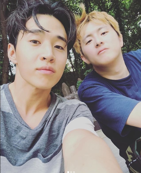 Web toon writer Kian84 expressed affection for Henry LauKian84 posted several photos of Henry Lau on his personal Instagram account on July 28.In the photo, Kian84 and Henry Lau made a friendly pose in a bed and realized their friendship through MBC I live alone.Kian84 told Henry Lau, who is filming the drama in China, Henry Lau. Come to Korea. You have a lot of trouble, he added.Park Su-in