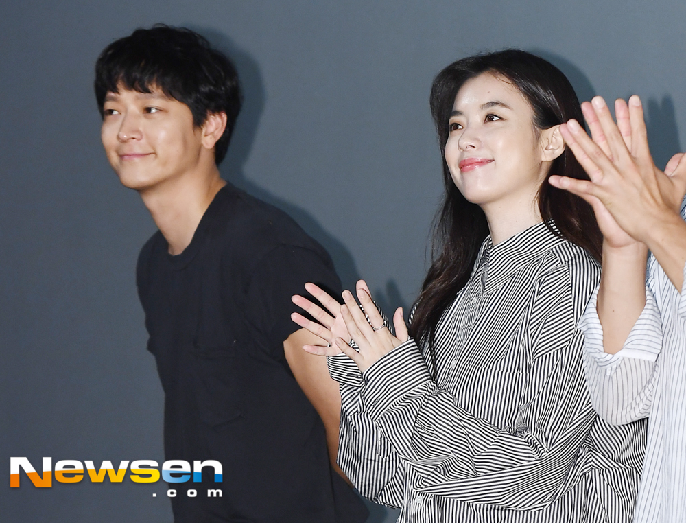 The movie Illang: The Wolf Brigade was held at CGV Wangsimni in Handang-dong, Seongdong-gu, Seoul on July 28.On this day, director Gang Dong-Won Han Hyo-joo Jung Woo-sung Kim Moo Yeol Kim Ji-woon attended.The movie Illang: The Wolf Brigade, starring actors Gang Dong-Won, Han Hyo-joo, Jung Woo-sung, Kim Moo Yeol, Choi Min-ho (Shiny Minho), and Han Ye-ri, was a 2029 chaos that the anti-unification terrorist group appeared after the two Koreas declared their five-year plan for unification. It is being screened on July 25th as a film about the activities of the human weapon Illang: The Wolf Brigade, which is called the wolf in the breathtaking confrontation between the absolute power institutions centered on Public Security Department and the intelligence agency Jang Gyeong-ho