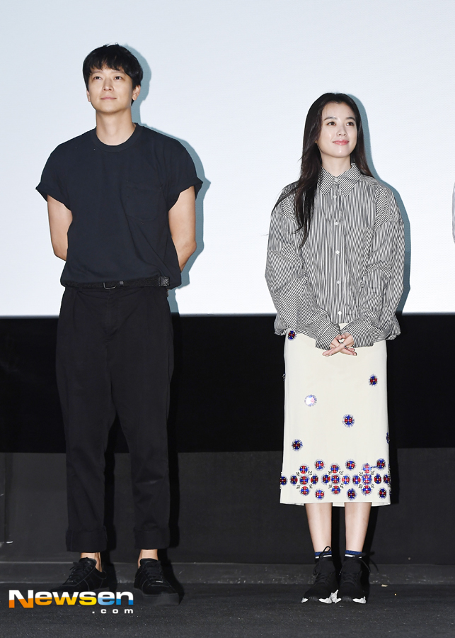 The movie Illang: The Wolf Brigade was held at CGV Wangsimni in Handang-dong, Seongdong-gu, Seoul on July 28.On this day, director Gang Dong-Won Han Hyo-joo Jung Woo-sung Kim Moo Yeol Kim Ji-woon attended.The movie Illang: The Wolf Brigade, starring actors Gang Dong-Won, Han Hyo-joo, Jung Woo-sung, Kim Moo Yeol, Choi Min-ho (Shiny Minho), and Han Ye-ri, was a 2029 chaos that the anti-unification terrorist group appeared after the two Koreas declared their five-year plan for unification. It is being screened on July 25th as a film about the activities of the human weapon Illang: The Wolf Brigade, which is called the wolf in the breathtaking confrontation between the absolute power institutions centered on Public Security Department and the intelligence agency Jang Gyeong-ho