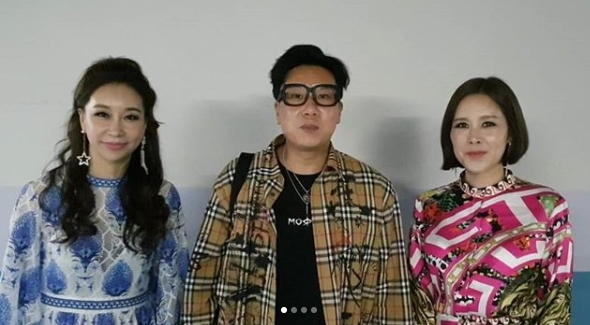 Three members of the legendary group Roora united in one place.Chae Ri-na posted several photos of her with Roora Kim Ji Hyun and Lee Sang-min on her personal Instagram account on July 27.The three people in the photo seem to be shooting a cheer video.Chae Ri-na added, We standing up honest - what was it? which prompted curiosity.One of the netizens asked Roora Shinbo plan and said, I am waiting for a solo album. Chae Ri-na said, It was not a good performance before, but I am afraid that I will be disappointed because it is not like before.Park Su-in