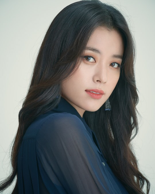 I wanted to get me off the hook and go into Coach Kim Jee-woons World, Han Hyo-joo said, thanking him for being part of Illang: The Wolf Brigade.Ilang: The Wolf Brigade is the first work I decided to do without seeing a scenario.As such, he said, It was a new challenge for me.Illang: The Wolf Brigade is based on the same name Toei Animation directed by Hiroyuki Okiura, original work by Mamoru Oshii.It was set in 2029 when the anti-unification armed terrorist group Sector appeared after the two Koreas declared a five-year plan to prepare for unification.Han Hyo-joo, who recently met in Samcheong-dong, Seoul, said, It was a movie that could show a different performance until now. I wanted to wear the color that the director put on me after erasing me and making a white background.Han Hyo-joo was a longtime fan of director Kim Jee-woon, who wanted to go into Kim Jee-woons World someday while watching Secret.When I was filming Illang: The Wolf Brigade, I felt the excitement of I am filming this movie.It could be a little different than before. Shall we do that? I wanted to go into your world rather than match my insides.I wanted to wear your color, so it was a new thing for me to make the foundation, and above all, I was determined to show you a new face that was different from what I have ever seen.I thought you were a coach who could get everything out of the actor.It was an honor to be able to get into a good-looking work, said Han Hyo-joo.When I heard that director Kim Jee-woon was YG Entertainment six years ago, I looked for the Toei Animation work of Illang: The Wolf Brigade.At that time, the movie I wanted to see became YG Entertainment, and I was grateful that I could enter it.I was cast by those who were so wonderful that I could not think of such a casting. The staff was so A-level staff that it was well-organized.I wanted to go in, rather than choose it for my character.Han Hyo-joo confessed that it was the hardest of the characters Yoon Hee Lee Character has ever had.Whenever I hit the wall, I talked to the director and took a direction. What I said at my first meeting with the director was Its hard. Its too hard.Ive seen the scenarios over and over again, and Ive seen hints behind me why she does this and says this, and its hard to think about it when I read it again.The director said, You have to be good. I was very worried about understanding Character.I was a character, a lot of shaking, rather than a clear definition, and I wanted to get rid of me and show you a new look.Yun Hees behavior may seem confusing to the audience. Yun Hee is constantly shaking and conflicting in his mind.He must fulfill his duty to deceive Lim, but he shakes in front of someone who resembles him. Im sorry for his situation.I felt a lot of compassion while acting on my own, and I think it would be nice for the audience to have compassion for the character Yun Hee Lee and follow him well. Han Hyo-joo, who made his debut as an actor through MBC sitcom New Nonstop 5 in 2004 and has been living as an actor for 14 years, was having a time to worry as an actor and a person these days.In that sense, Illang: The Wolf Brigade is a turning point for actor and human Han Hyo-joo.What actor should be or should be? Han Hyo-joo, who has time to worry, has enjoyed a lot of love compared to having, he said. I am worried about how to repay love.I think human Han Hyo-joo is still a lot short, and Im thinking about which actor to go on and who to live with, when its at the center of change.I think its going to get harder through this period. I want to make actors Han Hyo-joo and human Han Hyo-joo harder.I think itll be hard if we dont change now, and I want to make my next clothes more cool than I am.I feel like Im shooting a movie for a long time. Han Hyo-joo Im getting harder