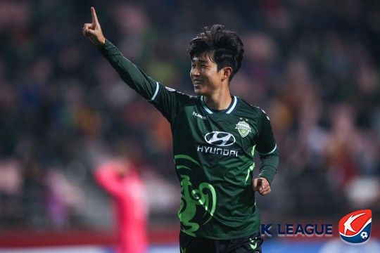Lee Jae-sung left the country on Wednesday with the completion of Holstein Kill Lee Juck.North Jeola Province must Kyonggi without Lee Jae-sung from the 20th round of the KUEFA Champions League 1 against Daegu FC on the 29th until the end of this season.Lee Jae-sung has played a role as Ace in the meantime. His gap must be revealed from the Daegu game.In fact, North Jeolla Province had been preparing for this situation for a long time, but it is not easy to respond if anything you expected happens.That is the trouble for North Jeolla Province and director Choi Kang-hee.First, director Choi Kang-hee decided to replace Lee Jae-sung.Thats Lee Seung-gi, 30, who tries to fill Lee Jae-sungs empty seat through versatile Lee Seung-gi.The role Lee Jae-sung played, and the figure is tried through Lee Seung-gi.Choi Kang-hee has been running the team for Lee Jae-sungs Lee Juck since early this month.Lee Jae-sung left the role of attacking FC Ufa to other players after he failed to find his condition due to fatigue accumulation after visiting the 2018 World Cup in Russia.We have to play Kyonggi without any talent, we have to cover it tactically and find another combination, said Choi Kang-hee.Lee Seung-gi is qualified for the role of Lee Jae-sung; he plays as a side striker, but Lee Seung-gis position is originally an attacking FC Ufa.After Kim Bo-kyung played Lee Juck with Kashi and Reisolo last summer, Choi Kang-hee changed the Lee Jae-sung - Kim Bo-kyung combination play to Lee Jae-sung - Lee Seung-gi.He is only a side striker in circumstances, but he can make an attack at the center at any time.Lee Seung-gis Lee Jae-sungs Lee Juck has been a new opportunity for him.He has played several positions without a firm position, and he can again be the nucleus of the North Jeolla Province attack.However, Lee Seung-gis weakness in the aggressive part of the season makes Choi Kang-hee worried.Last year Lee Seung-gi had nine goals and three assists, but this season he has only one goal and three assists in the KUEFA Champions League1 13 Kyonggi.The winning streak has improved, but we shouldnt lose our attacking instincts. Its important to keep going.We have to make the impact big, he said.As Lee Jae-sung moved the two-line offensive line to Lee Seung-gi, he hoped to play a role accordingly.Choi Kang-hee will take Lee Seung-gi on to the role of Lee Jae-sung, but that will not put all the burden on him.This is because North Jeolla Province has a lot of excellent players.There are not only Lee Seung-gi but also Lim Sun-young and Tiago, said Choi Kang-hee, who said he would use the resources he currently own to prevent Lee Jae-sung from feeling the gap.Photo- The Korean Professional Football Federation
