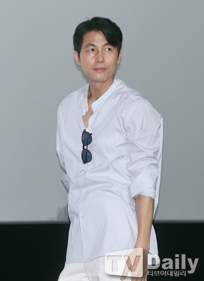 Actor Jung Woo-sung attends the stage greeting of the movie Illang: The Wolf Brigade (director Kim Ji-yoon, Lewis Pictures) at CGV Wangsimni in Hangdang-dong, Seongdong-gu, Seoul on the afternoon of the 28th.Illang: The Wolf Brigade is set in 2029 of chaos, when anti-unification Terrorist organization emerged after the two Koreas declared a five-year plan to prepare for unification.It is a film about the performance of Human Weapon Illang: The Wolf Brigade, which is called a wolf in a breathtaking confrontation between the police organization special team and the intelligence agency public security department.Illang: The Wolf Brigade stage greetings