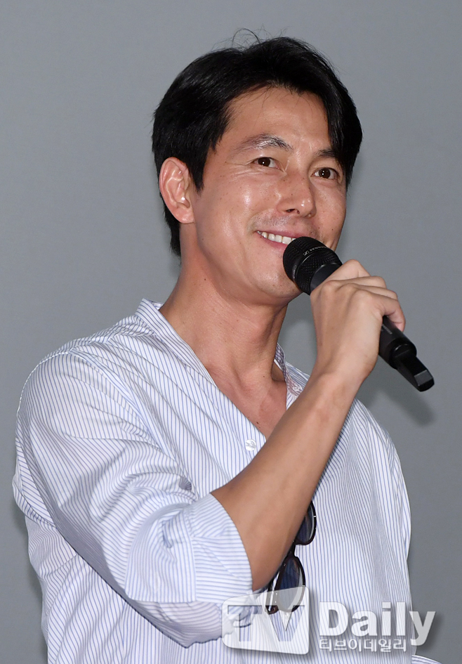 Actor Jung Woo-sung attends the stage greeting of the movie Illang: The Wolf Brigade (director Kim Ji-yoon, Lewis Pictures) at CGV Wangsimni in Hangdang-dong, Seongdong-gu, Seoul on the afternoon of the 28th.Illang: The Wolf Brigade is set in 2029 of chaos, when anti-unification Terrorist organization emerged after the two Koreas declared a five-year plan to prepare for unification.It is a film about the performance of Human Weapon Illang: The Wolf Brigade, which is called a wolf in a breathtaking confrontation between the police organization special team and the intelligence agency public security department.Illang: The Wolf Brigade stage greetings