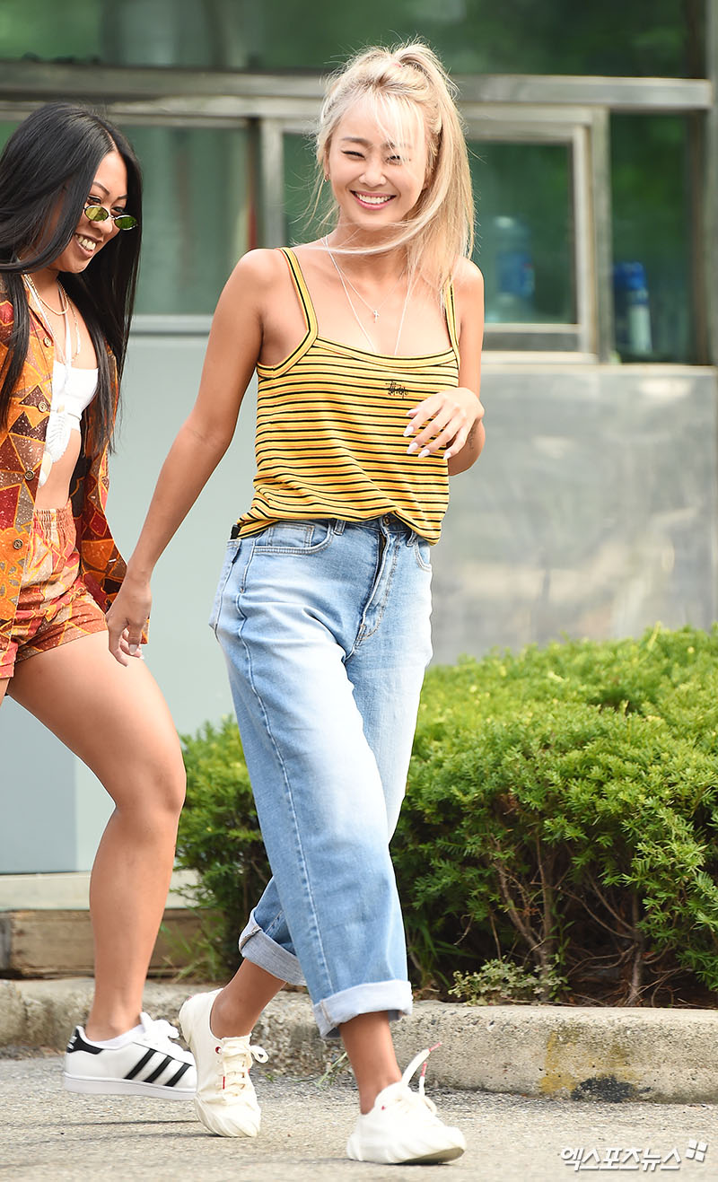 Singer Hyolyn, who attended KBS 2TV Music Bank rehearsal at the opening hall of the Yeouido-dong KBS new building in Seoul on the morning of the 27th, poses on Way to work.A smile that makes me feel better.Comeback with Summer.Copper skin full of health.Do with the Nicole Kirkland dance crew.Adorable greetings.A smile that shines like the midsummer sun.