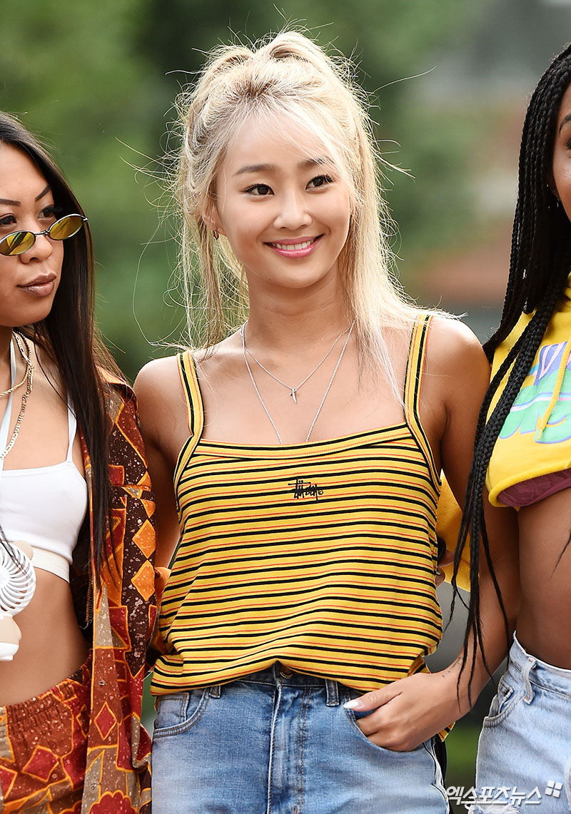 Singer Hyolyn, who attended KBS 2TV Music Bank rehearsal at the opening hall of the Yeouido-dong KBS new building in Seoul on the morning of the 27th, poses on Way to work.A smile that makes me feel better.Comeback with Summer.Copper skin full of health.Do with the Nicole Kirkland dance crew.Adorable greetings.A smile that shines like the midsummer sun.