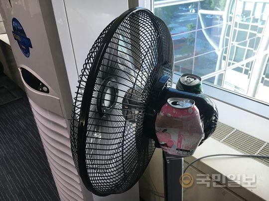 찜통더위 속에서 에어컨을 켜기 부담스러워 선풍기로 냉기를 극대화할 방법만 이리저리 찾게 된다. 선풍기 모터 부분에 알루미늄캔 2개를 붙이면 즉각 시원해지는 효과는 없지만 장시간 사용할 때 발생하는 열기를 줄일 수 있다.