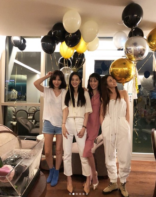 Actor and singer Lee Joo-yeon has released a photo of her with After School members.Lee Joo-yeon posted several photos on his 28th day with an article entitled Love for Love Lizzy Baksua Birthday.In the photo, there is a picture of the first year members of After School gathered to celebrate the birthday of After School Lizzy.Members show off their long stretches of body to attract Eye-catching.On the other hand, the netizens who watched this responded such as It still looks good, Everyone is so beautiful and Happy birthday.