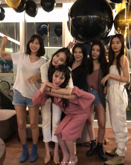 Actor and singer Lee Joo-yeon has released a photo of her with After School members.Lee Joo-yeon posted several photos on his 28th day with an article entitled Love for Love Lizzy Baksua Birthday.In the photo, there is a picture of the first year members of After School gathered to celebrate the birthday of After School Lizzy.Members show off their long stretches of body to attract Eye-catching.On the other hand, the netizens who watched this responded such as It still looks good, Everyone is so beautiful and Happy birthday.