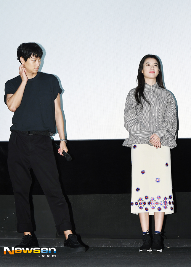 The movie Jin-Roh: The Wolf Brigade was held at CGV Wangsimni in Handang-dong, Seongdong-gu, Seoul on July 28.Gang Dong-Won Han Hyo-joo attended the day.The film Jin-Roh: The Wolf Brigade starring actors Gang Dong-Won, Han Hyo-joo, Jung Woo-sung, Kim Moo-yeol, Choi Min-ho (Shiny Minho), and Han Ye-ri, is a 2029 chaos in which anti-unification terrorist groups appeared after the two Koreas declared a five-year plan for unification. It is being screened on July 25th as a film about the performance of the human weapon Jin-Roh: The Wolf Brigade, which is called the wolf in the breathtaking confrontation between the absolute power institutions centered on the Public Security Department.Jang Gyeong-ho