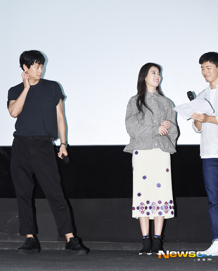 The movie Jin-Roh: The Wolf Brigade was held at CGV Wangsimni in Handang-dong, Seongdong-gu, Seoul on July 28.Gang Dong-Won Han Hyo-joo attended the day.The film Jin-Roh: The Wolf Brigade starring actors Gang Dong-Won, Han Hyo-joo, Jung Woo-sung, Kim Moo-yeol, Choi Min-ho (Shiny Minho), and Han Ye-ri, is a 2029 chaos in which anti-unification terrorist groups appeared after the two Koreas declared a five-year plan for unification. It is being screened on July 25th as a film about the performance of the human weapon Jin-Roh: The Wolf Brigade, which is called the wolf in the breathtaking confrontation between the absolute power institutions centered on the Public Security Department.Jang Gyeong-ho