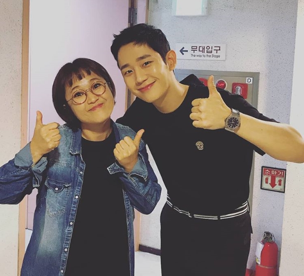 Chen Chu in Chen ChuSong Eun-yi expressed his affection for his agency junior Jung Hae In.Gagwoman Song Eun-yi posted on her Instagram account on July 29: Jung Hae In. Ah!! ~ #4 Hours fan meeting #3000 Hi-touch true story?Its a true story ... I was there ... # shine more # Chen Chu in Chen Chu and posted a picture.The photo shows Song Eun-yi and Jung Hae In posing thumb while looking at the camera; the affectionate senior and junior are impressive.kim myeong-mi