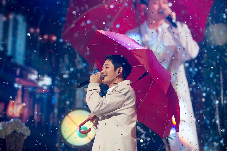 Actor Jung Hae In has successfully completed the first fan meeting in Korea.Jung Hae In held a special time with fans on July 28th at Kyunghee University Peace Hall 2018 Jung Hae In SMILE FAN MEETING IN SEOUL.On this day, fan meeting added meaning to the finale stage prepared by Jung Hae In, who has been on Asian tour from Taipei to Bangkok, Hong Kong, Manila and Ho Chi Minh to meet domestic fans.Especially, this fan meeting was the first fan meeting in Korea to commemorate the 5th anniversary of its debut and was prepared to repay the hot love of fans who have sent it to Jung Hae In.In addition, Jung Hae In has been working hard to prepare for upgraded stage and talk rather than overseas fan meeting composition to show more different aspects to domestic fans.On this day, Jung Hae In opened the fan meeting with Drama While you are asleep OST I miss you today.Since then, Drama has set the stage with Stand by Your Man, an OST of Beautiful Sister Who Buys Rice, Lee Moon-ses Love So, and Sanulims Meaning.In the following talk, Jung Hae In has been talking about emotions at the time of acting from the episode of the work, and has set up a time to communicate more closely with fans through corners such as Smile Together and Jung Hae Ins Challenge.bak-beauty