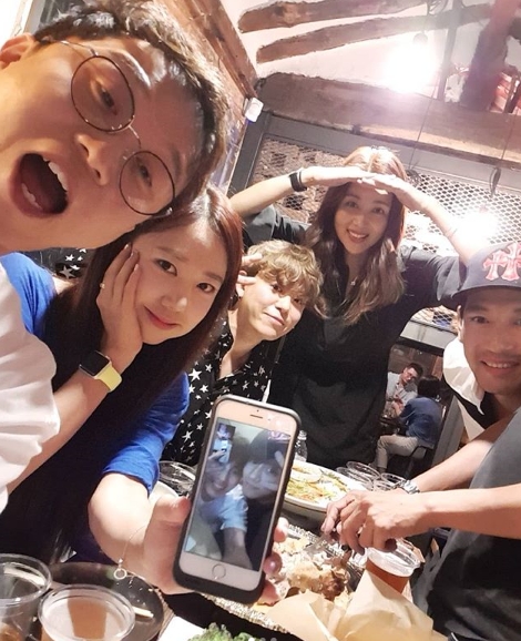 Attendance.Park Sung-Kwang has unveiled the first broadcast Alcoholic drink scene of SBS Jungles Law in Sabah.The comedian Park Sung-Kwang wrote on his Instagram account on July 28, #Jungles Law Sabah #First room Alcoholic drink schedule our Ong Seong-wu Ha Sung-woon Video callI am very cute! The photo shows Park Sung-Kwang Park Solbi, A Pink South, Tonyan Park Jung-chul, who is enjoying Alcoholic drink, especially Video callWanna One Ong-wu Ha Sung-woons appearance at the ceremony causes a smile.kim myeong-mi