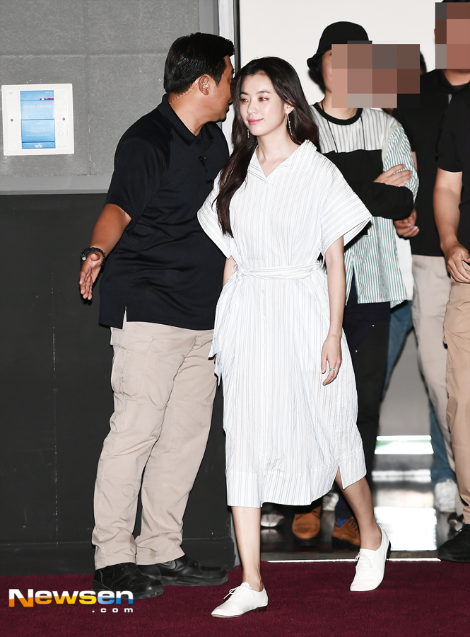 The movie Illang: The Wolf Brigade (director Kim Jee-woon) stage greetings were held at Lotte Cinema Suwon in Gwon Seon-gu, Suwon, Gyeonggi-do on the afternoon of July 29.Kang Dong-won, Han Hyo-joo, Kim Moo Yeol and Kim Jee-woon attended the ceremony.The film Illang: The Wolf Brigade depicts the performance of Human Weapon Illang: The Wolf Brigade, a breathtaking confrontation between the police organization special forces and the intelligence agency public security department, in 2029, when anti-unification terrorist groups emerged after the two Koreas declared a five-year plan to prepare for unification It is.Lee Jae-ha