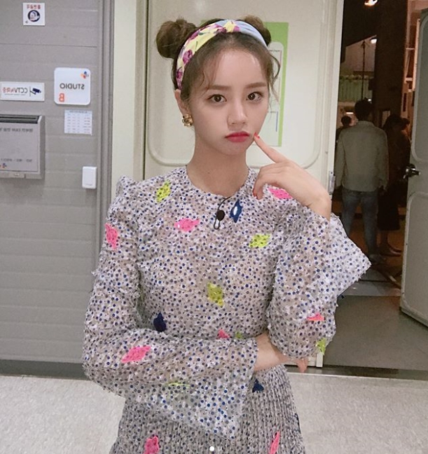 Hyeri showed off her blustery beauty.Girls Day Hyeri posted a picture on July 28 with an article entitled Amazing Saturday when its hot in his instagram.In the open photo, Hyeri wears a colorful Hair band man and One Piece, and ties his head with a bifurcation to emit a cute charm.In particular, Hyeri added a refreshing charm to his face with his second finger.bak-beauty